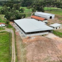 Barracão montado pela empresa fabricante.